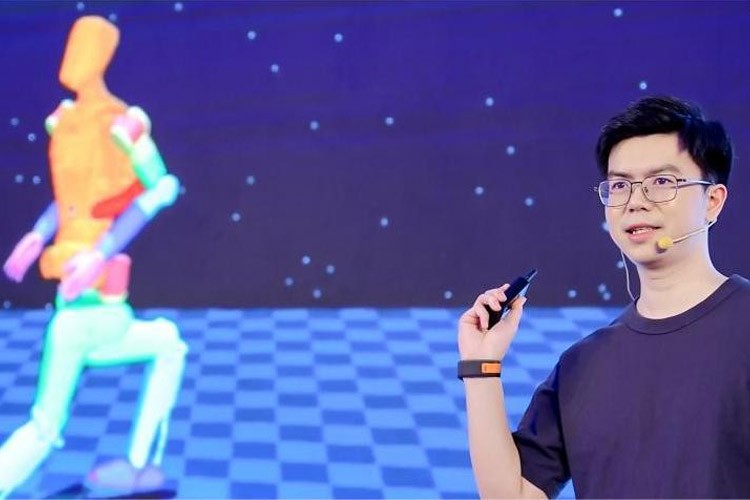 天才少年稚晖君beat365机器人走路进场！AI模型做大脑，目标售价20万以内
