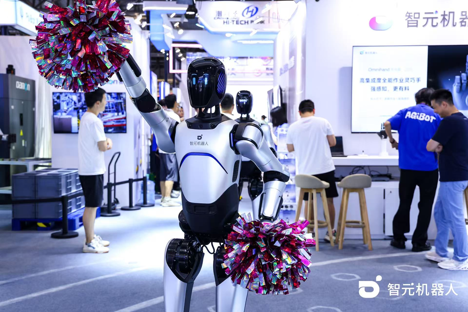 beat365机器人 WAIC 首日展台火爆，机器人家族集体打工忙不停